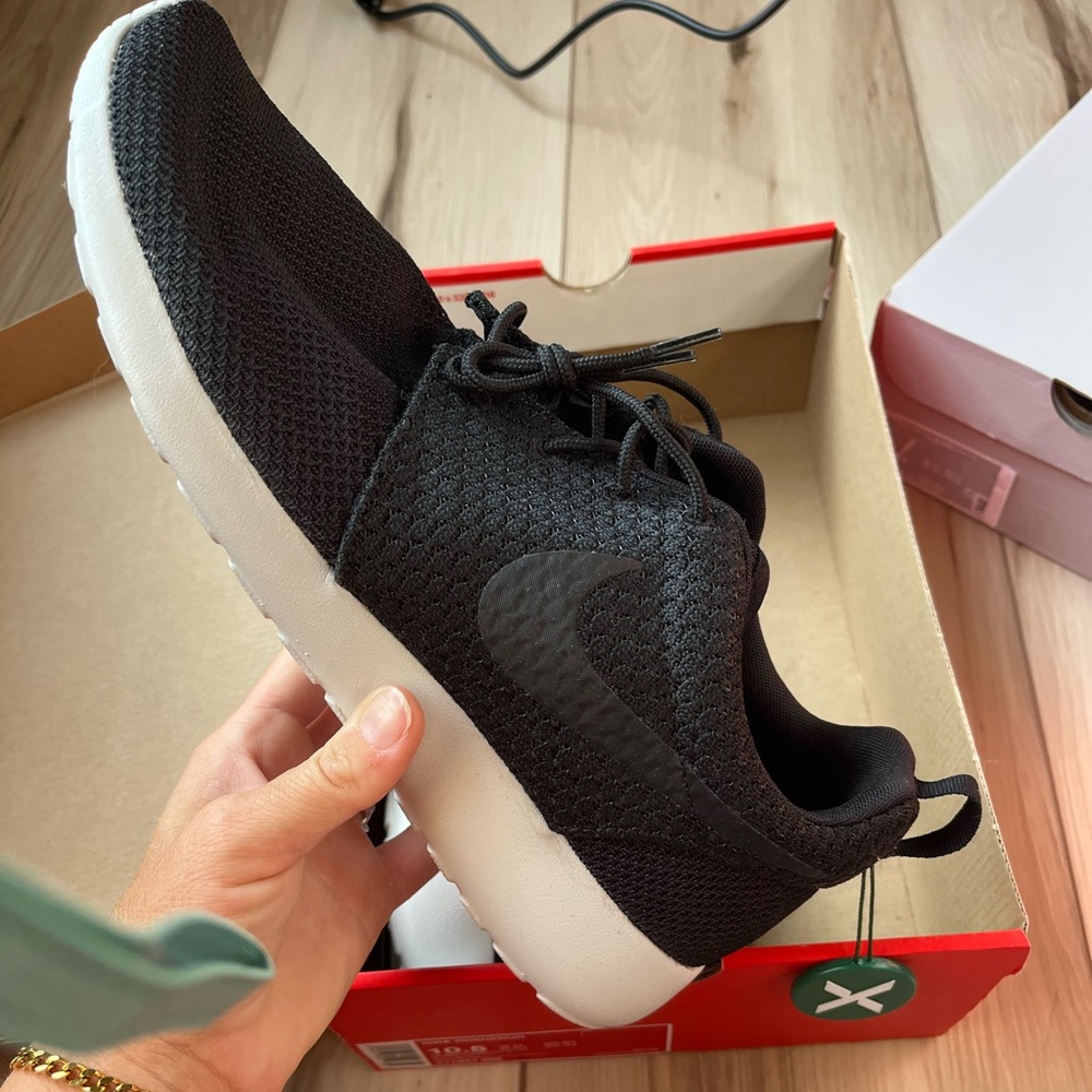 We black Nike roshe